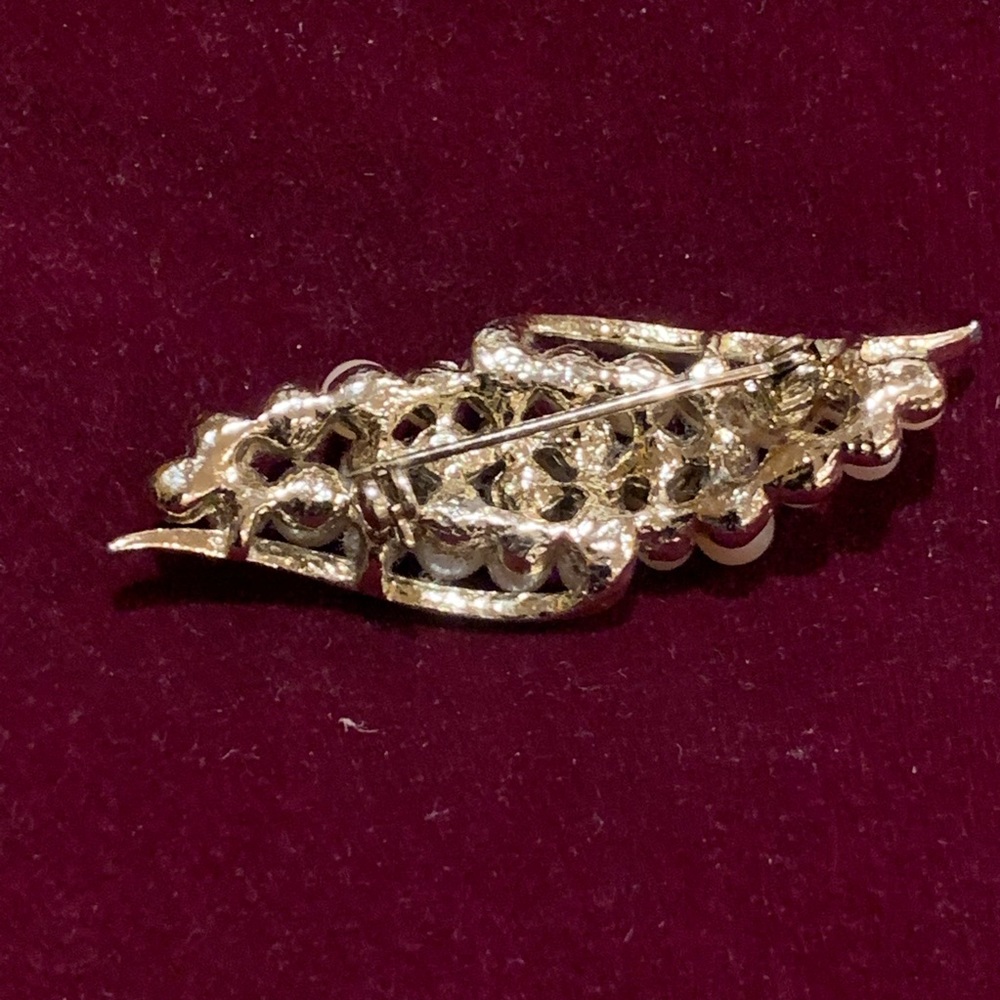 Vintage Gold Tone And Faux pearl Brooch 2 " Length. - Picture 5 of 6